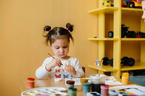 Una Bambina Carina Sta Giocando Dipingendo Nella Sua Stanza Ricreazione — Foto Stock