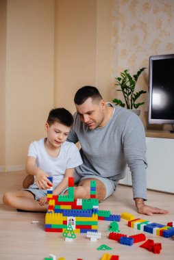 Küçük bir çocuk babasıyla birlikte bir müteahhit tarafından oynanır ve bir ev inşa edilir. Bir aile evinin inşaatı.