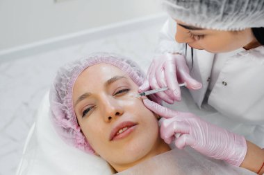 Genç ve güzel bir kız için biyo-evrizasyon ve kırışıklıkların giderilmesi için kozmetik prosedür. Kozmetoloji.