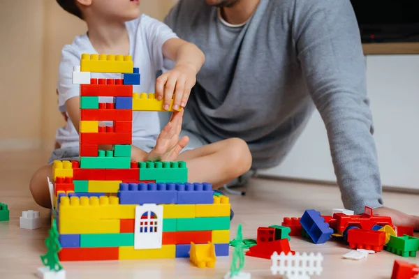 Ein Kleiner Junge Wird Zusammen Mit Seinem Vater Von Einem — Stockfoto