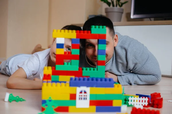 Ein Kleiner Junge Wird Zusammen Mit Seinem Vater Von Einem — Stockfoto