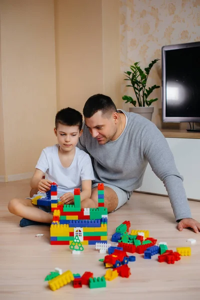 Niño Pequeño Junto Con Padre Interpretado Por Constructor Construye Una — Foto de Stock