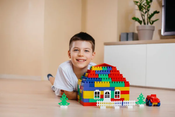 Niño Juega Con Kit Construcción Construye Una Casa Grande Para —  Fotos de Stock