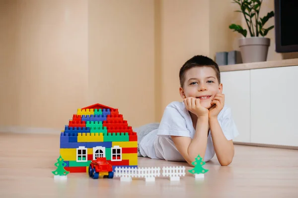 Niño Juega Con Kit Construcción Construye Una Casa Grande Para —  Fotos de Stock