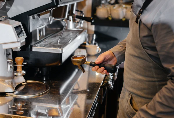 Close Masked Barista Preparing Delicious Coffee Bar Cafe Work Restaurants — Stock Photo, Image