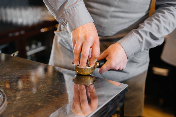 Бариста готовит вкусный кофе в современной кофейне крупным планом.
