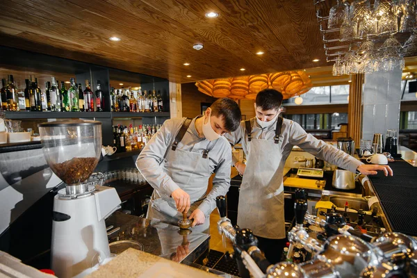 Дві Бариста Маскою Готують Смачну Каву Кафе Барі Робота Ресторанів — стокове фото