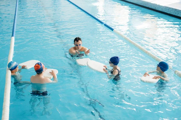 Grupo Meninos Meninas Treinam Aprendem Nadar Piscina Com Instrutor Desenvolvimento — Fotografia de Stock