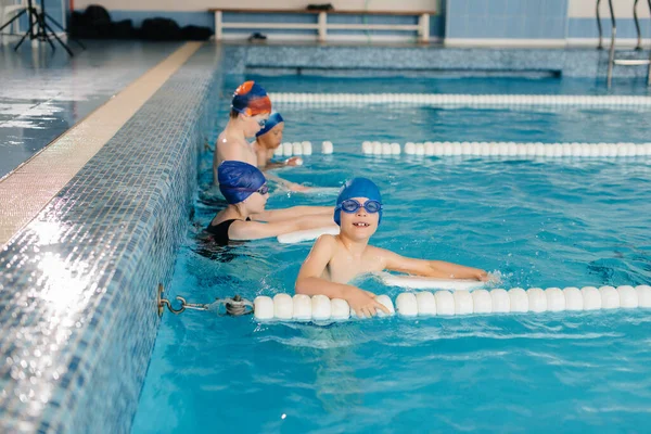 Groupe Garçons Filles Entraînent Apprennent Nager Dans Piscine Avec Instructeur — Photo