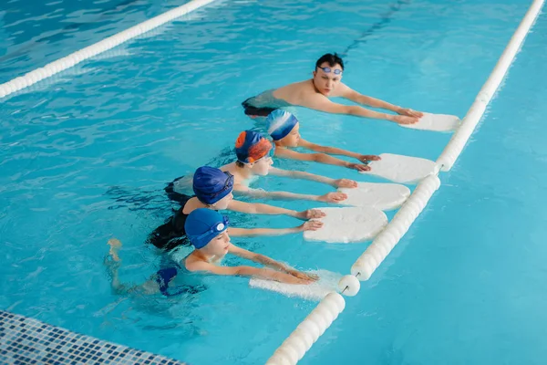 Groupe Garçons Filles Entraînent Apprennent Nager Dans Piscine Avec Instructeur — Photo