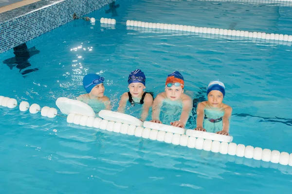 Eine Gruppe Von Jungen Und Mädchen Trainiert Und Lernt Pool — Stockfoto