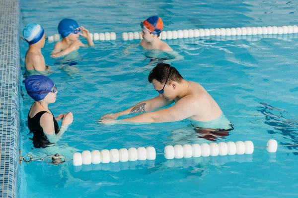 Een Groep Jongens Meisjes Traint Leert Zwemmen Het Zwembad Met — Stockfoto