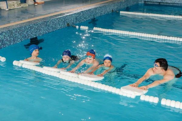 Eine Gruppe Von Jungen Und Mädchen Trainiert Und Lernt Pool — Stockfoto