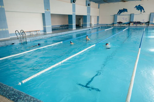 Eine Gruppe Von Jungen Und Mädchen Trainiert Und Lernt Pool — Stockfoto