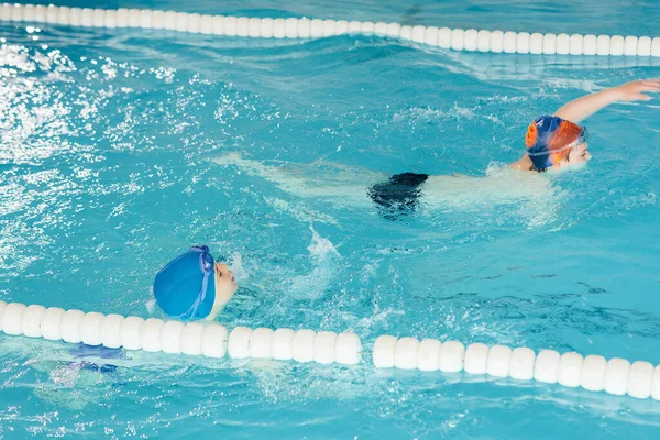 Egy Csapat Fiú Lány Edz Megtanulnak Úszni Medencében Egy Oktatóval — Stock Fotó