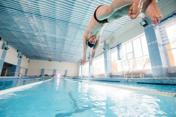 Eine Junge Sportlerin Trainiert Und Bereitet Sich Becken Auf Schwimmwettkämpfe — Stockfoto