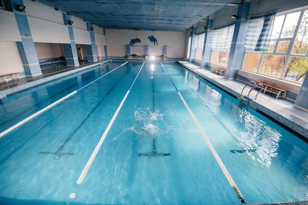 선수가 훈련을 수영장에서 시합을 — 스톡 사진