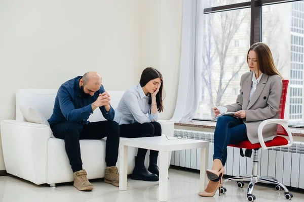 Joven Matrimonio Hombres Mujeres Habla Con Psicólogo Una Sesión Terapia — Foto de Stock