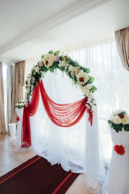 Modern dekore edilmiş düğün kemeri, düğün töreni için. Dekor, düğün.