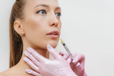 Güzel bir genç kız için dudak büyütme prosedürü. Kozmetoloji