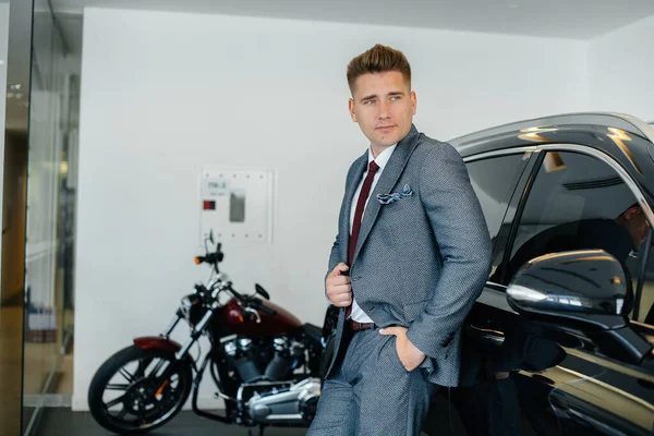 若いビジネスマンは車のディーラーの新しい車を見る 車を買う — ストック写真