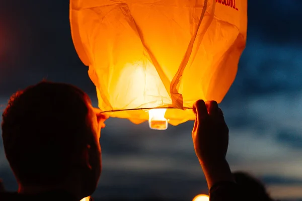 Por Noche Atardecer Las Personas Con Sus Familiares Amigos Lanzan —  Fotos de Stock