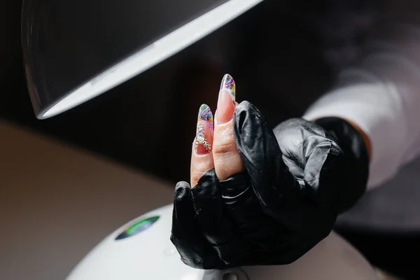 Hermosa Manicura Mujer Cerca Salón Belleza — Foto de Stock