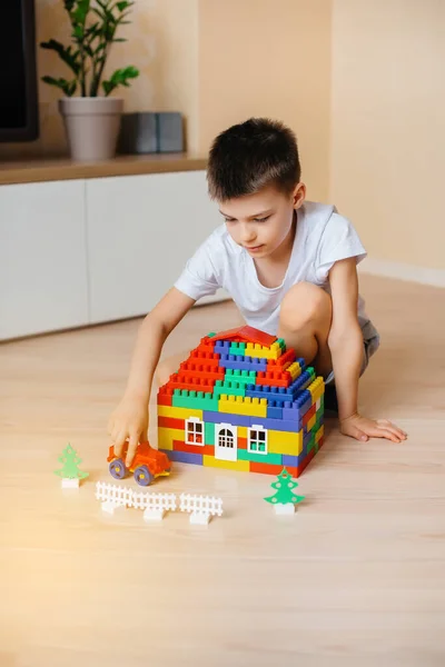 Niño Juega Con Kit Construcción Construye Una Casa Grande Para — Foto de Stock