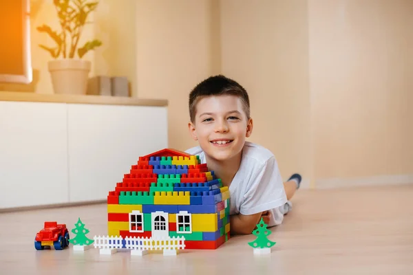 Niño Juega Con Kit Construcción Construye Una Casa Grande Para — Foto de Stock