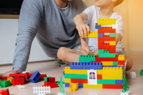 Niño Pequeño Junto Con Padre Interpretado Por Constructor Construye Una —  Fotos de Stock