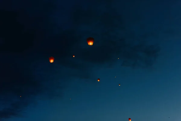 Sera Tramonto Persone Con Loro Parenti Amici Lanciano Lanterne Tradizionali — Foto Stock