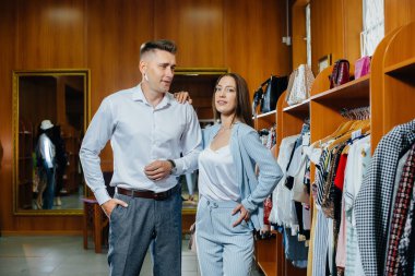 Genç bir çift alışverişe gider ve biraz alışveriş yapar..