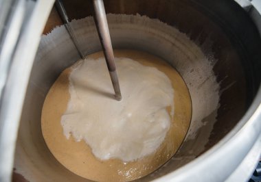 Bira yapmak için bir kabın içine malt doldurma işlemi. Geleneksel demleme.