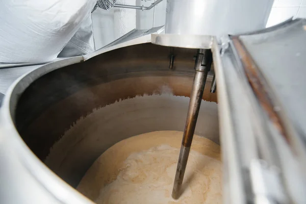 Процес Наповнення Солоду Ємності Приготування Пива Традиційне Пивоваріння — стокове фото