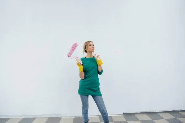 Una Joven Posa Con Rodillo Delante Una Pared Blanca Reparación —  Fotos de Stock