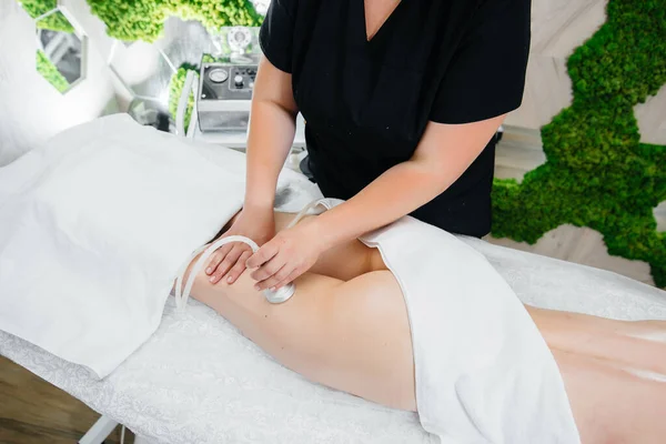 Uma Jovem Menina Bonita Está Desfrutando Uma Massagem Vácuo Profissional — Fotografia de Stock