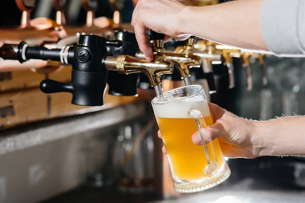 Gros Plan Barman Remplissant Une Tasse Bière Légère Comptoir Bar — Photo