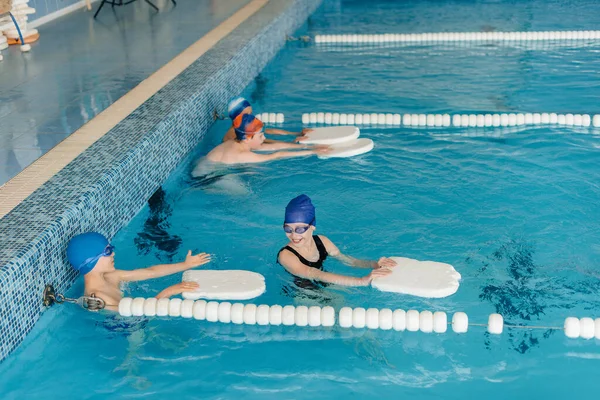 Gruppo Ragazzi Ragazze Allena Impara Nuotare Piscina Con Istruttore Sviluppo — Foto Stock