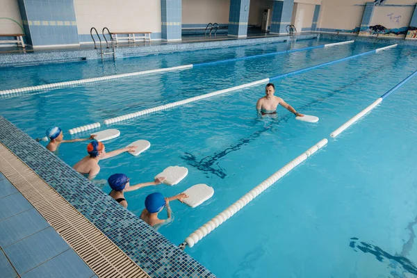 Gruppo Ragazzi Ragazze Allena Impara Nuotare Piscina Con Istruttore Sviluppo — Foto Stock