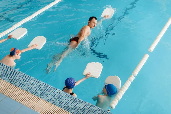 Groupe Garçons Filles Entraînent Apprennent Nager Dans Piscine Avec Instructeur — Photo