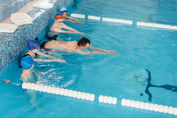 Eine Gruppe Von Jungen Und Mädchen Trainiert Und Lernt Pool — Stockfoto