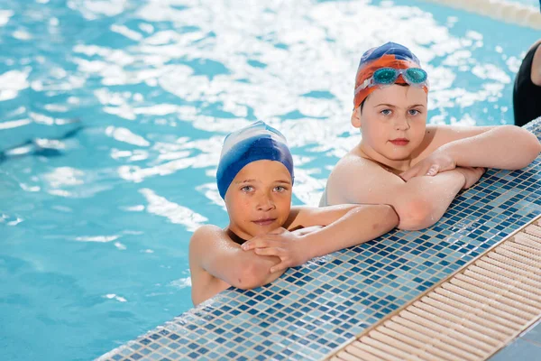 Група Хлопчиків Дівчаток Навчаються Плавати Басейні Інструктором Розвиток Дитячого Спорту — стокове фото