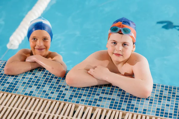 Eine Gruppe Von Jungen Und Mädchen Trainiert Und Lernt Pool — Stockfoto