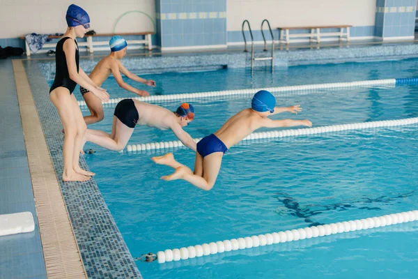 Een Groep Jongens Meisjes Traint Leert Zwemmen Het Zwembad Met — Stockfoto