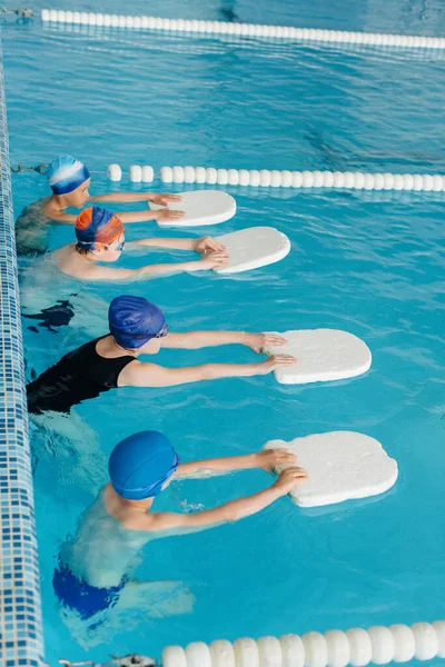 Bir Grup Kız Erkek Bir Eğitmenle Havuzda Yüzmeyi Öğreniyor Çocuk — Stok fotoğraf
