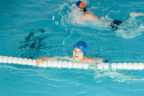 소녀들 훈련을 수영장에서 강사와 수영하는 배운다 어린이 스포츠 — 스톡 사진