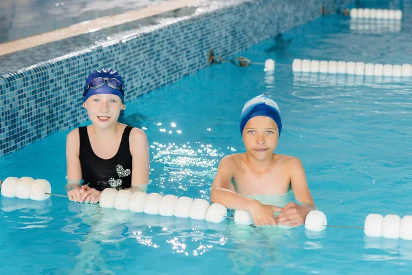 Groupe Garçons Filles Entraînent Apprennent Nager Dans Piscine Avec Instructeur — Photo