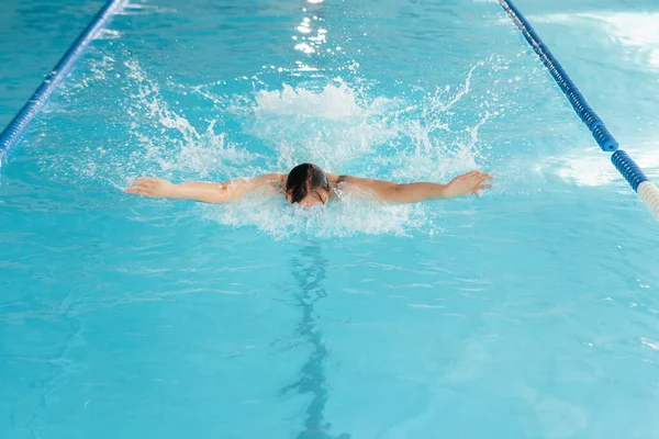 Giovane Atleta Allena Prepara Gare Nuoto Piscina Stile Vita Sano — Foto Stock