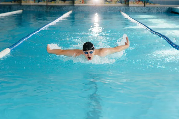 Egy Fiatal Atléta Edz Felkészül Úszóversenyekre Medencében Egészséges Életmód — Stock Fotó