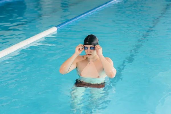 Młody Sportowiec Trenuje Przygotowuje Się Zawodów Pływackich Basenie Zdrowy Styl — Zdjęcie stockowe